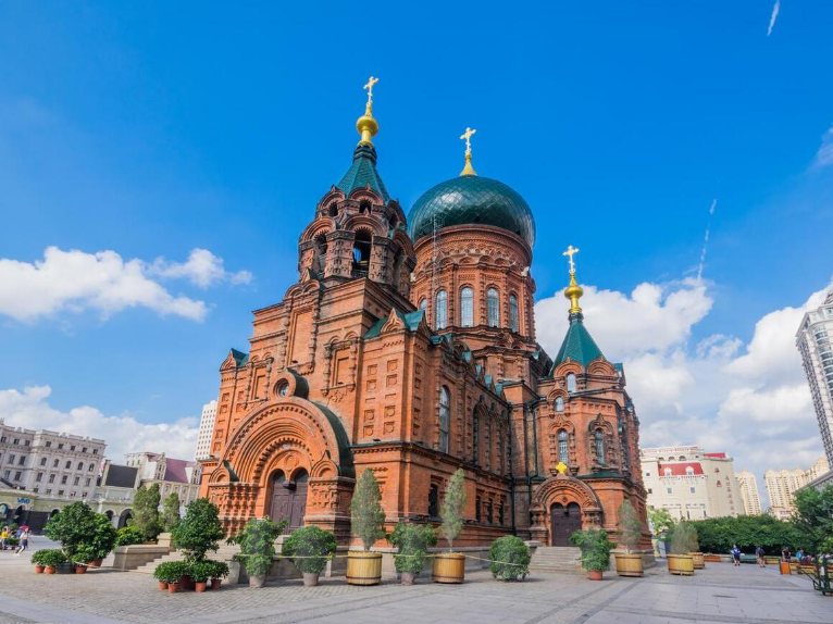 哈尔滨旅游攻略：必游景点与美食推荐指南